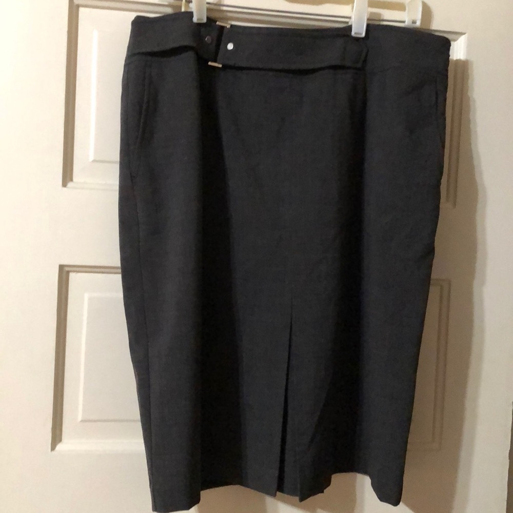Knee length lined skirt. Polyester blend.